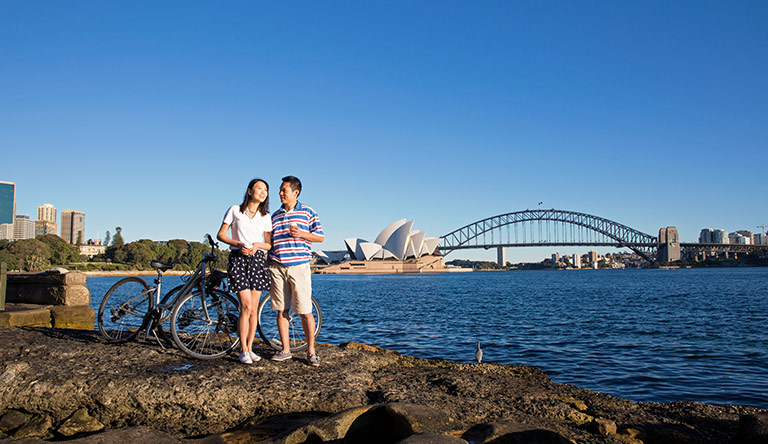 romantic-couple-near-opera-house-sydney-australia