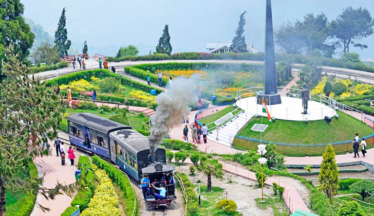 darjeeling-toy-train-india