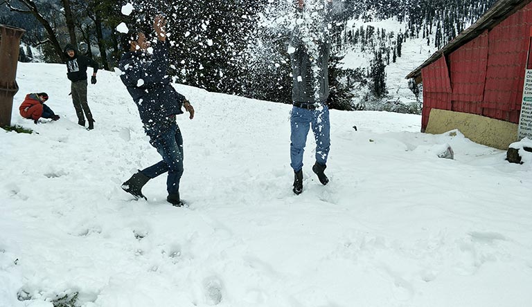 solang-valley-snow-playing-manali-himachal-india
