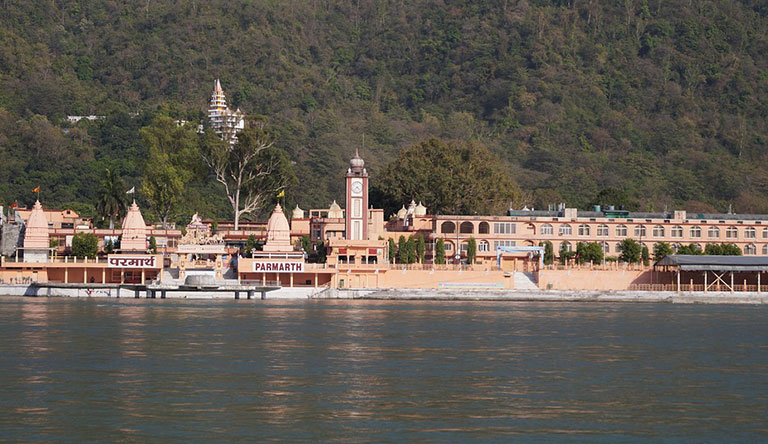 File:Boat on the Ganges near Lakshman Jhula, Rishikesh, Uttarakhand, India.jpg - Wikimedia Commons