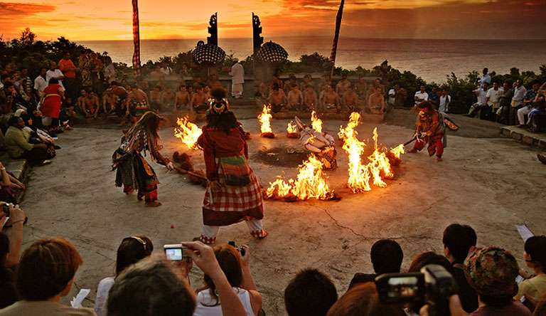 hanoman-kecak-dance-uluwatu-sunset-bali-indonesia