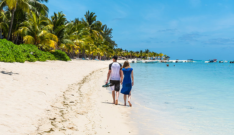 hooneymoon-couple-on-the-beach-mauritius