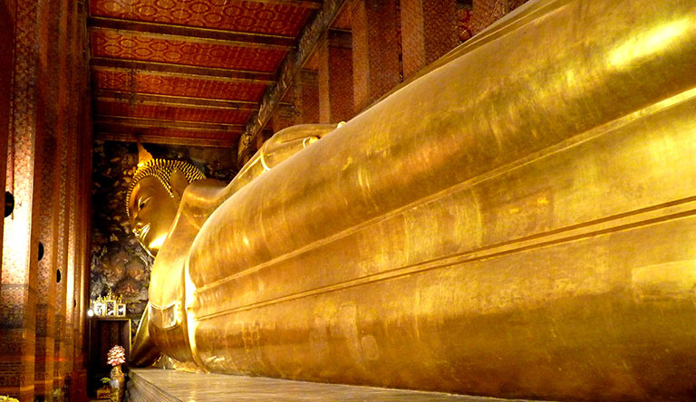 the-reclining-buddha-in-wat-phra-chetuphon-bangkok-thailand